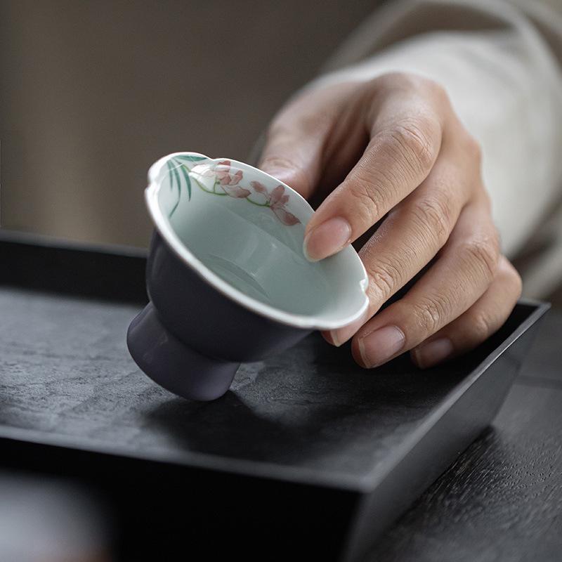 Hibiskus Lila Teetasse Blütenrand Hoher Fuß Handbemalt Orchidee Chinesischer Gelehrtenstil Keramik Gongfu Geschenkbox Geschenkset