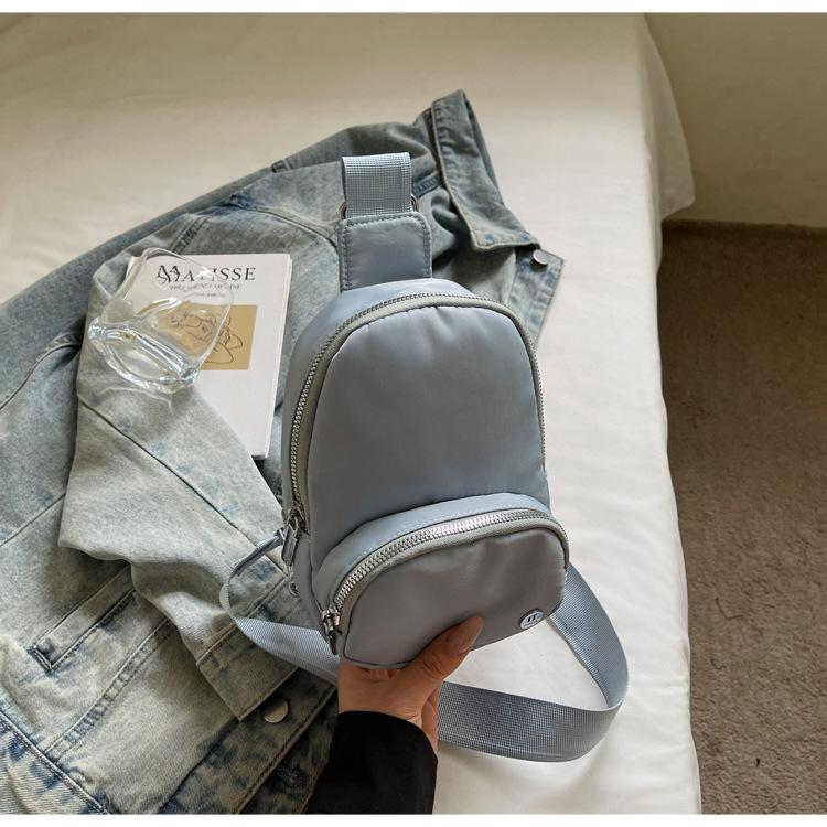 Leisure out mountaineering breast bag women's bag 2025 new niche design messenger bag men's and women's same travel canvas bag