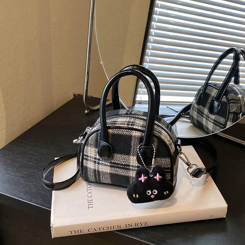 

Hand bag women s new mini fashion shell bag summer niche single shoulder messenger bag чёрный