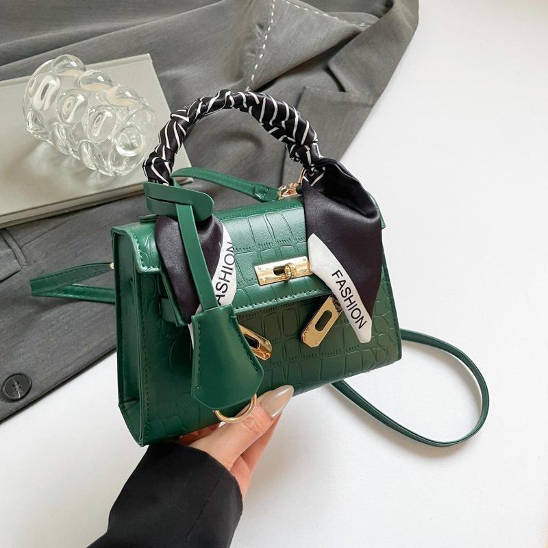 

Retro texture silk scarf 2025 new trend fashion large capacity lock simple foreign style crossbody shoulder armpit bag зелёный