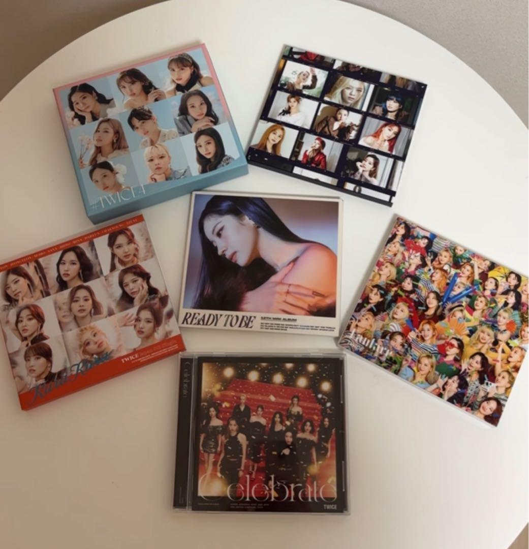 

[USED] TWICE Album Set