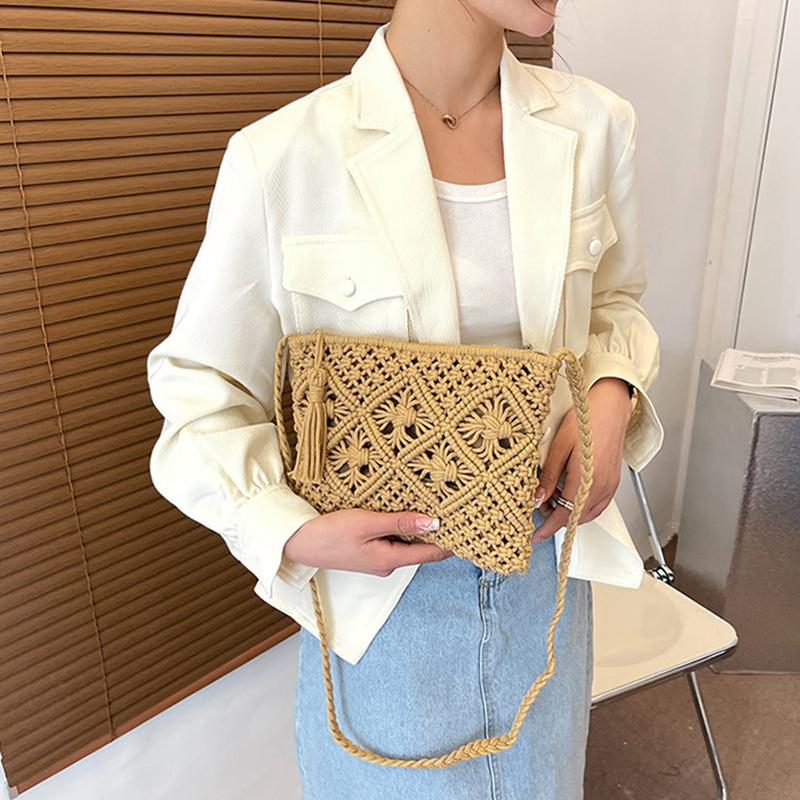 Women Summer Straw Messenger Bag Hollow Out Woven Fashion Shoulder Bag Beach Tassel Designer Crossbody Travel