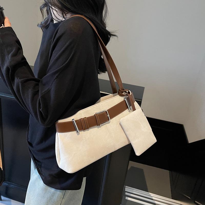 This year's popular bags are women's autumn and winter 2025 new niche design messenger bags, high-end single shoulder underarm handbags.