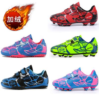 Fußballschuhe, abgebrochene Nägel, Studenten, Jugendliche, rutschige Jungen und Mädchen, Lederfüße, Kinder neu cool