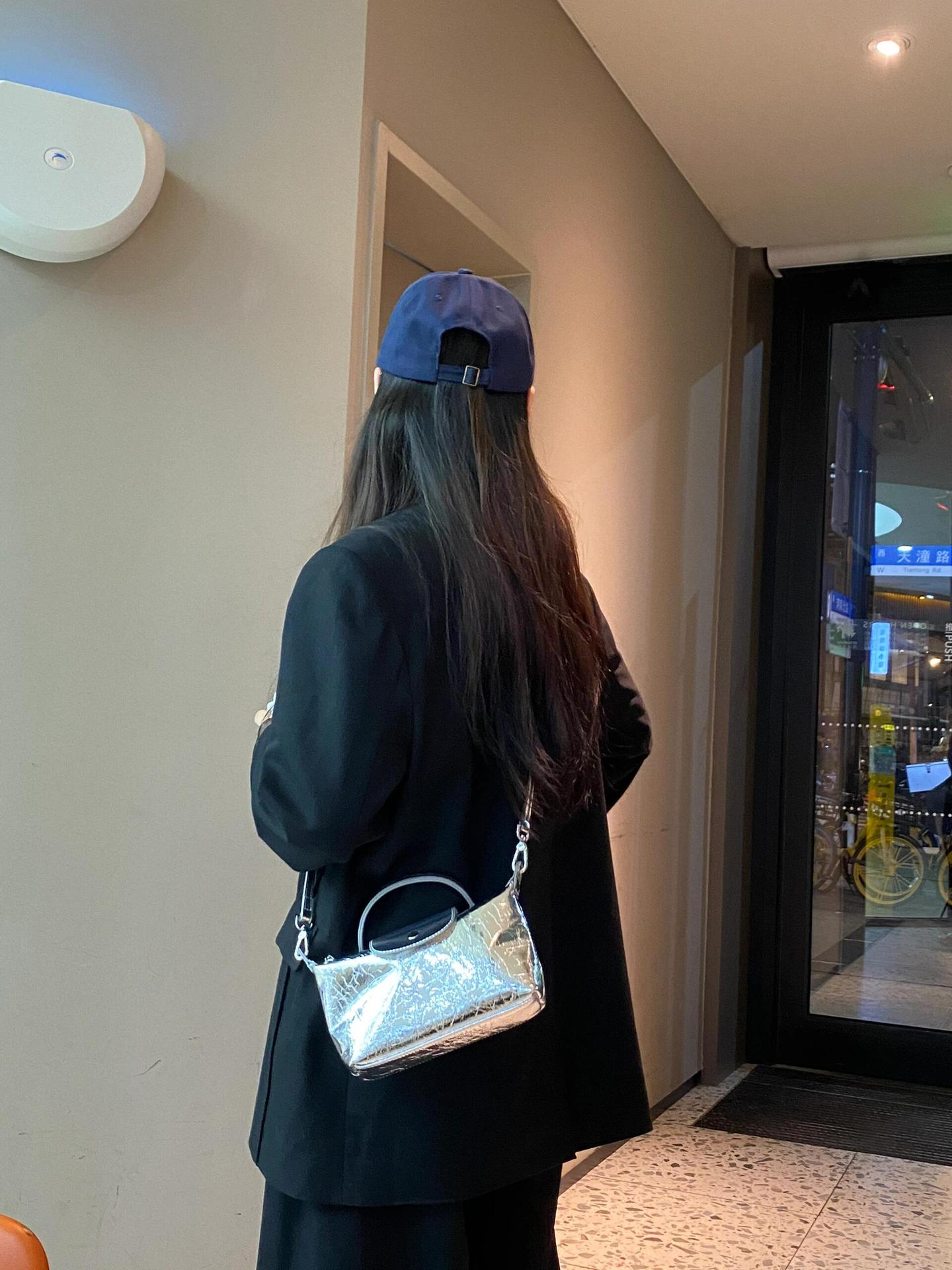 

Мини-сумка-пельмень женская 2024 новый летний нишевый дизайн взрывной узор сумка для мобильного телефона портативная сумка-мессенджер серебряный