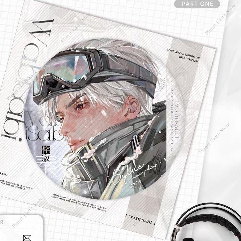 2025 Hra Láska a Hluboký Vesmír Sylus Xavier Rafayel Caleb Samorostlé Odznaky Brož Doplňky Rekvizity Batoh Dekorace na Stůl Dárek pro Fanoušky