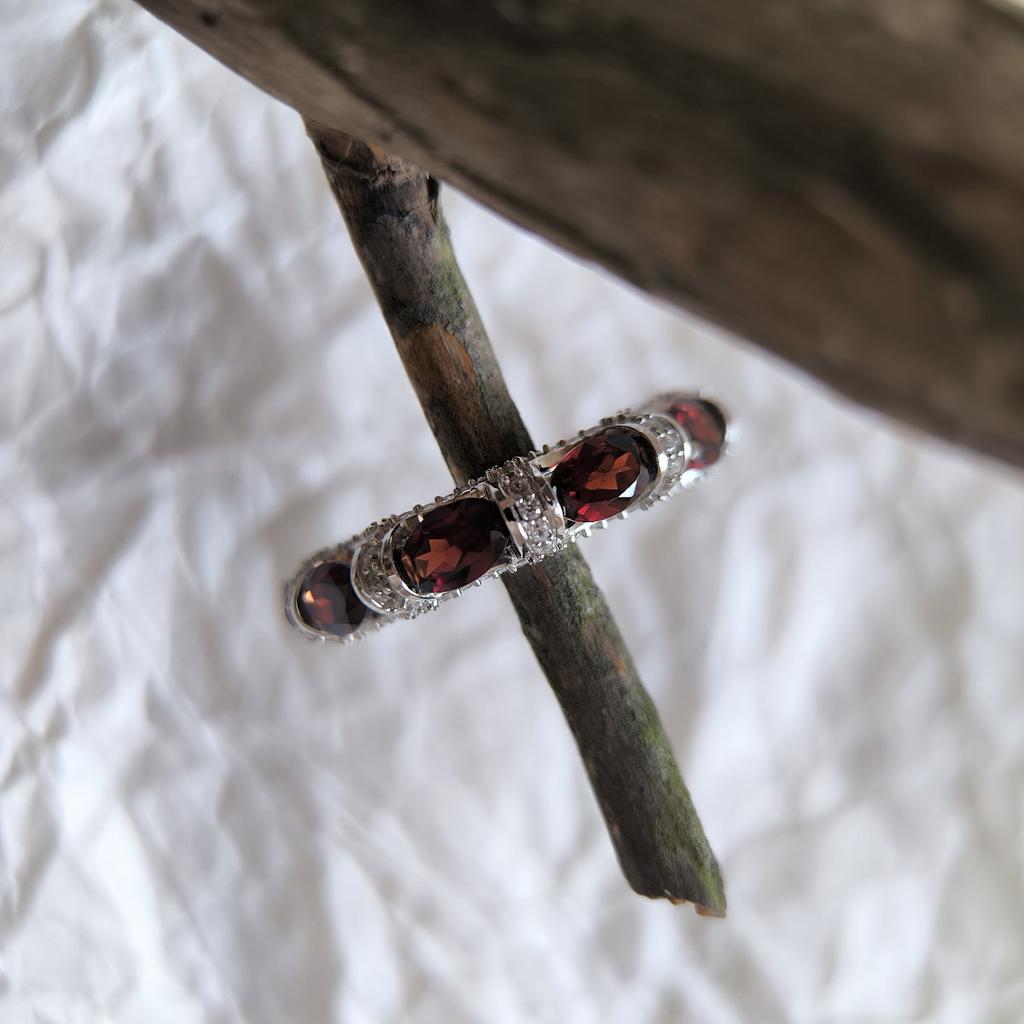 Серебряное кольцо с натуральным гранатом 7.076ct, вес изделия 5,26 гр (2204190)