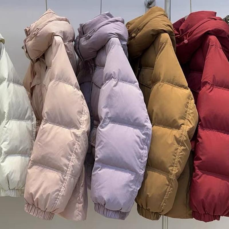 

Женская куртка-пуховик осень-зима, короткая, с капюшоном, однобортная, свободная, с регулируемой талией, прямая, из белого утиного пуха M фиолетовый