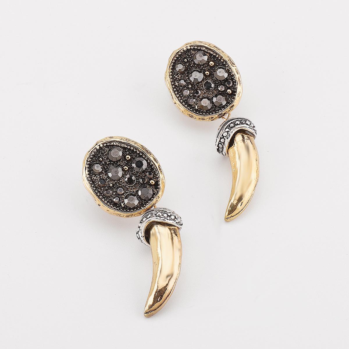 

Серьги-преувеличения из рога в стиле ретро с эффектом потертости золотой