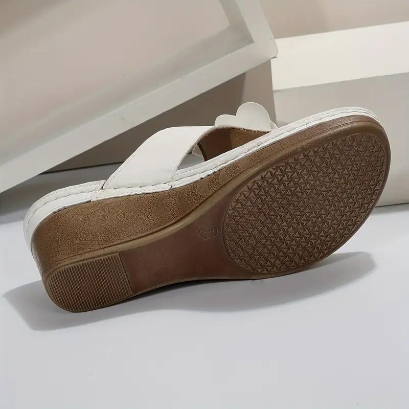 Duże kapcie na obcasie skośnym dla kobiet 2025 Kwiatowa klamra paska Casual Jednokolorowe kapcie w jodełkę Krzyż