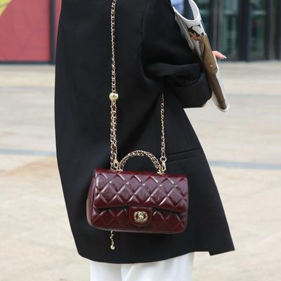 Bolsa de ombro mensageiro de couro oleado de primeira camada Xiaoxiangfeng corrente de metal grade de diamante portátil moda versátil pequena bolsa quadrada atacado