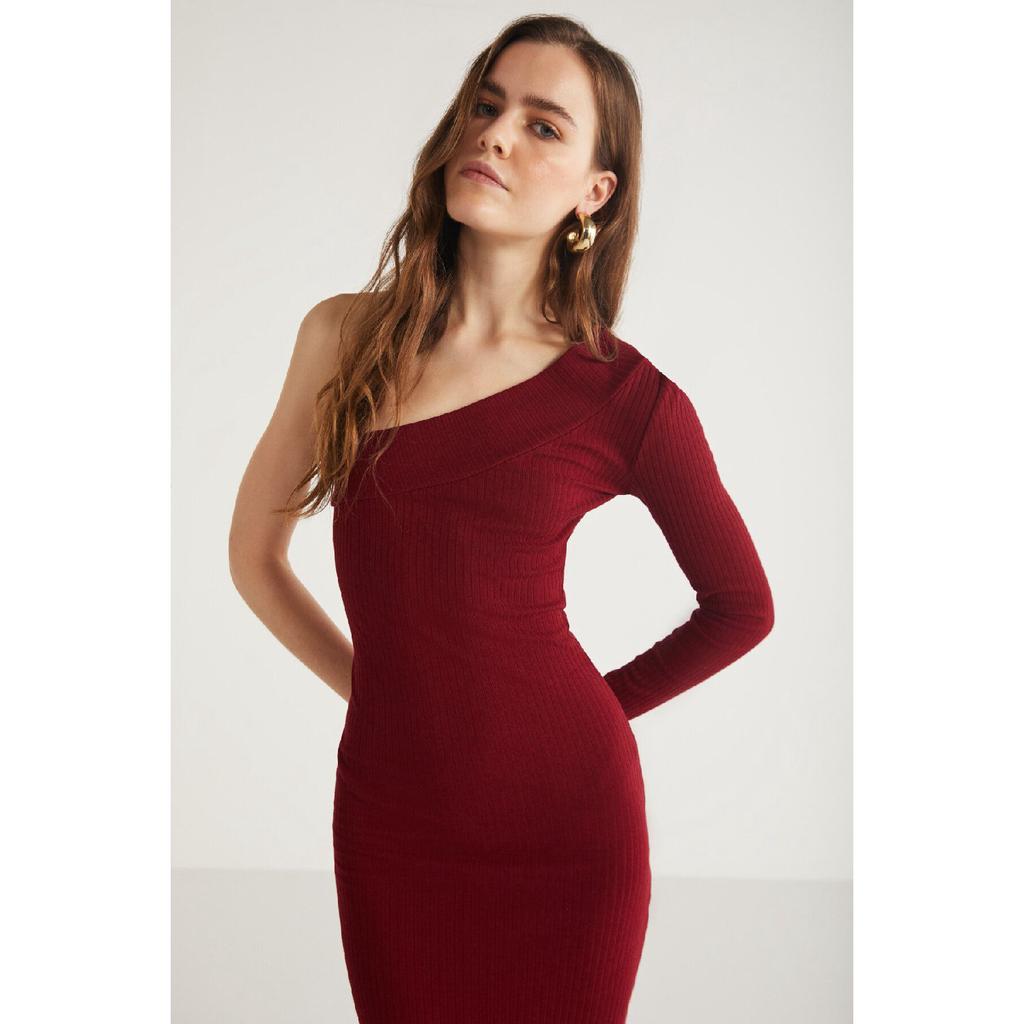 Reddsh Woman Slim Fit Narrow -cut Body Surrounding The Body