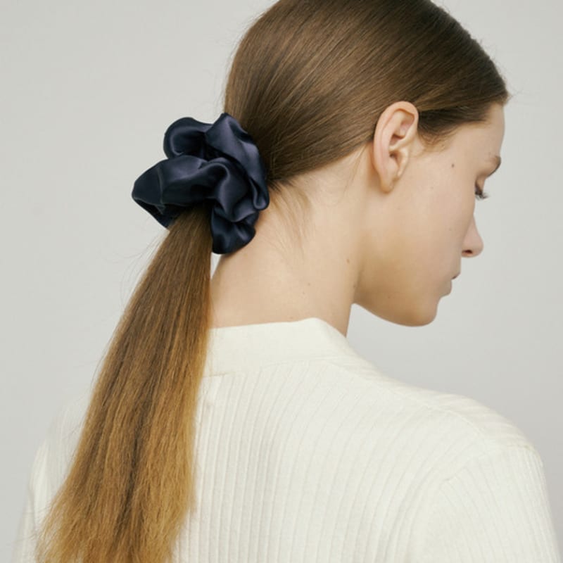 

AVVINA PELLE Шелковая резинка для волос (M) - военно-морской флот Navy