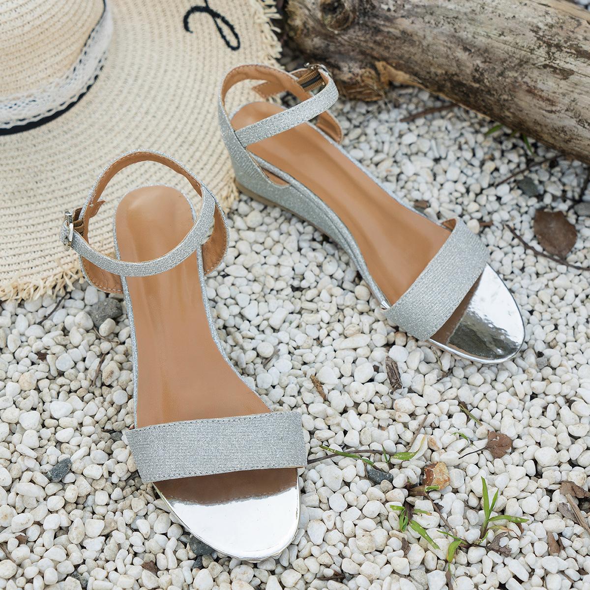 

Женские модные универсальные сандалии на танкетке большого размера, летние новые сандалии 2025 42 серебряный