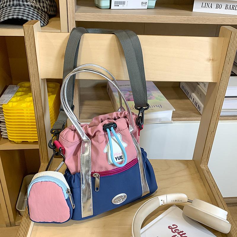 

Stylish, simple and large-capacity washed cloth bag, light and short-distance travel storage bag, daily women s business trip messenger bag. [Factory straight hair]