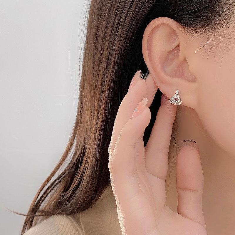 Fan-shaped Pearl Earrings Are Small and Simple and Niche Designs Everyday and Versatile Fashion