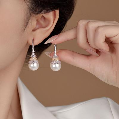 Orecchini pendenti a perla color oro champagne transfrontalieri versione coreana di orecchini di lusso leggero di fascia alta orecchini a perla da donna dal temperamento lungo socialite