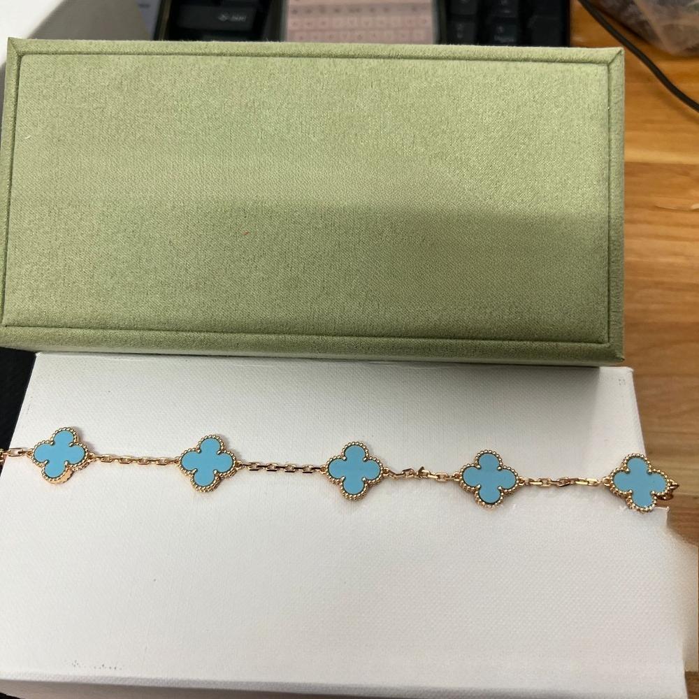 Vierblättriges Klee- und Fünfblüten-Armband mit rotem Achaten - Ein Geschenk für deine Freundin