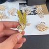 Goldfarbene Ährenbrosche für Damen Imitation Perle Kristall Damen Luxusbroschen Herbstmode Metallnadeln für Kleidung