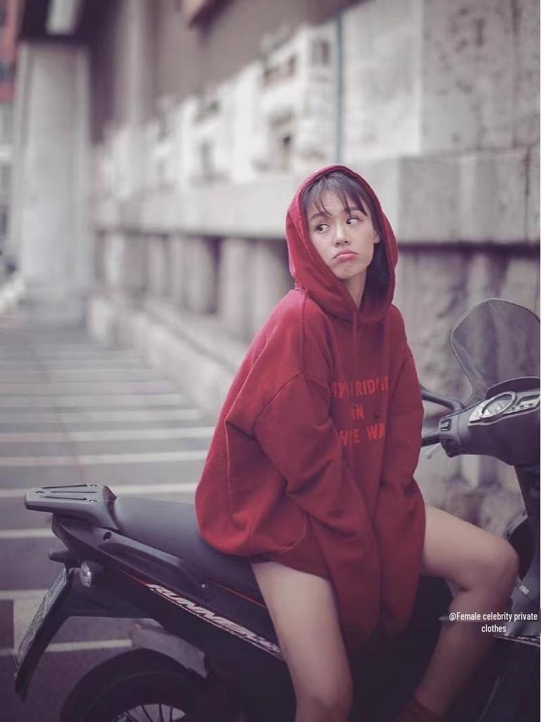 Chen Weiting Wine Red Fleece-Lined Cotton Hoodie with Letter Print