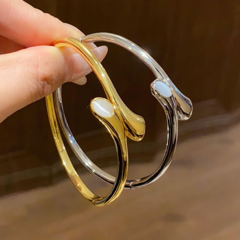 18K Goldplattiertes offenes ovales Crossover-Armreif - Leichter Luxus-Armband für Damen