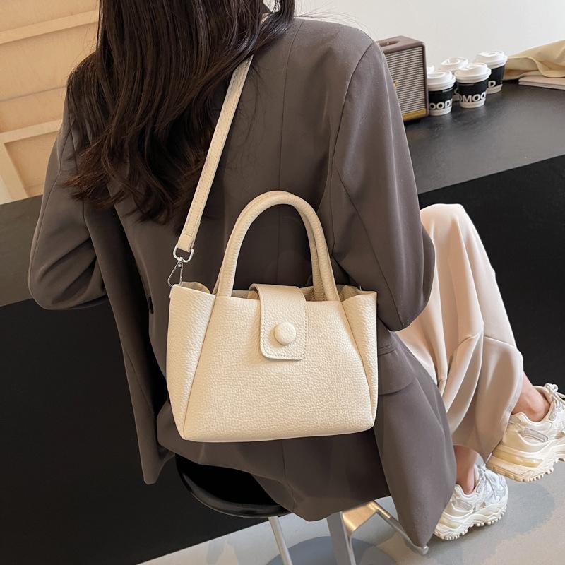 

Large capacity handbag bag women 2025 new trendy fashion messenger bag high sense women shoulder commuter bucket bag 22*10*15 чёрный