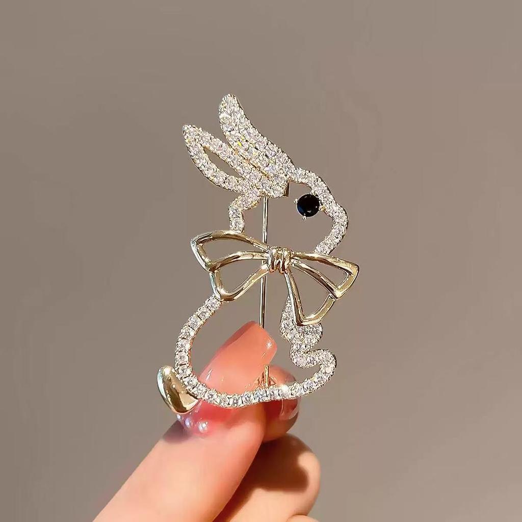 Pearl Heart Brooch: 2025 Autumn/Winter Trend - Korean Exquisite Pin for Women