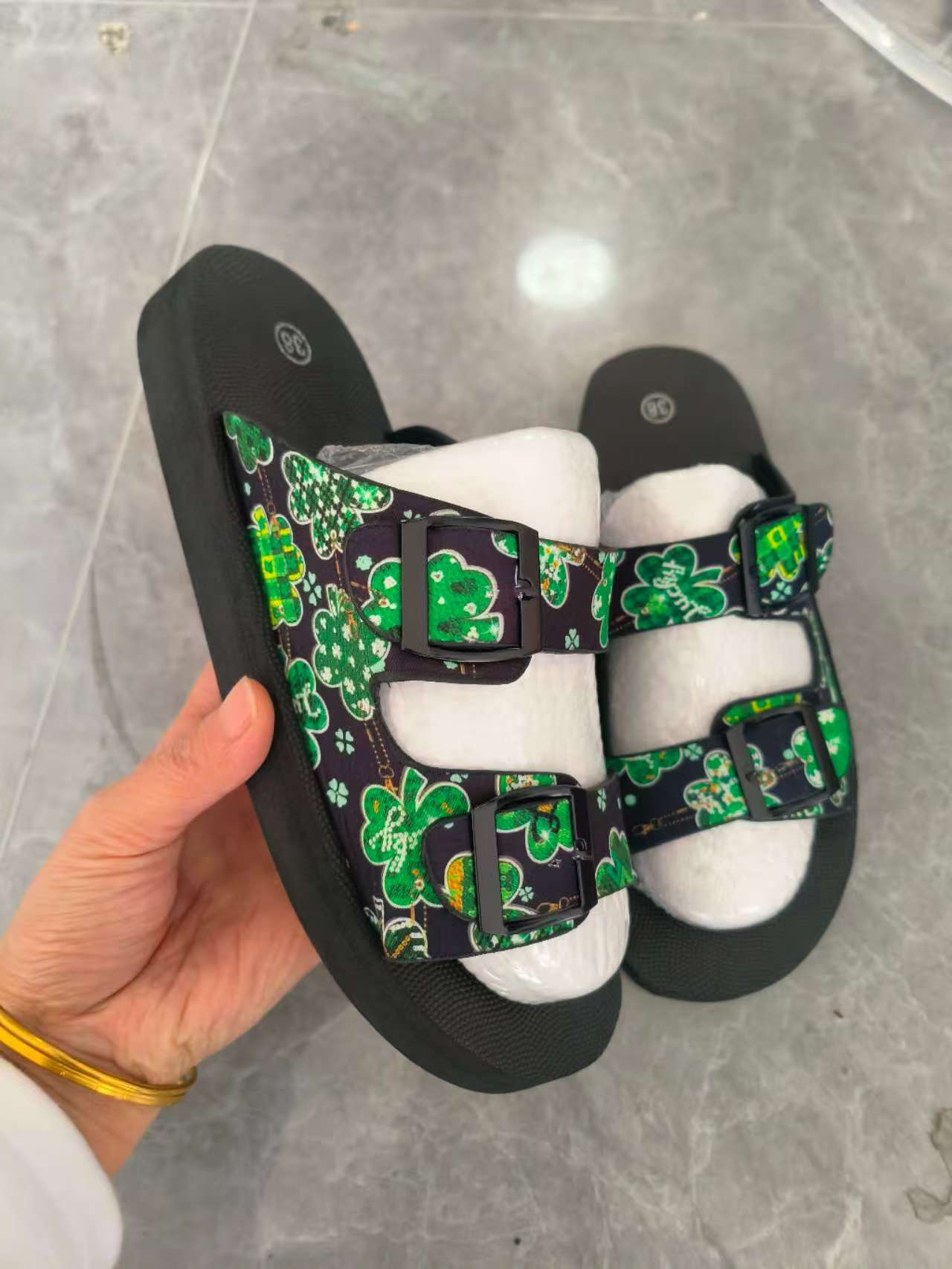 

Весенне-летние новые женские тапочки большого размера однотонные на одной перемычке удобные повседневные прохладные тапочки женские 43