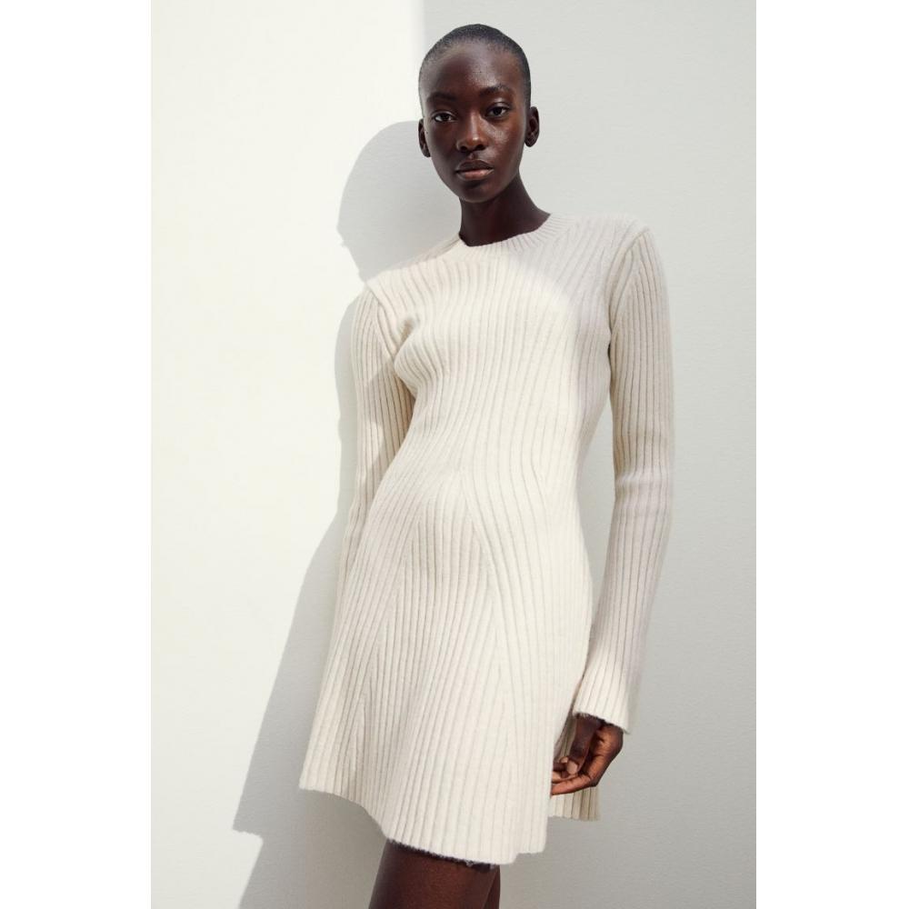 

Платье в рубчик HM натурального белого цвета