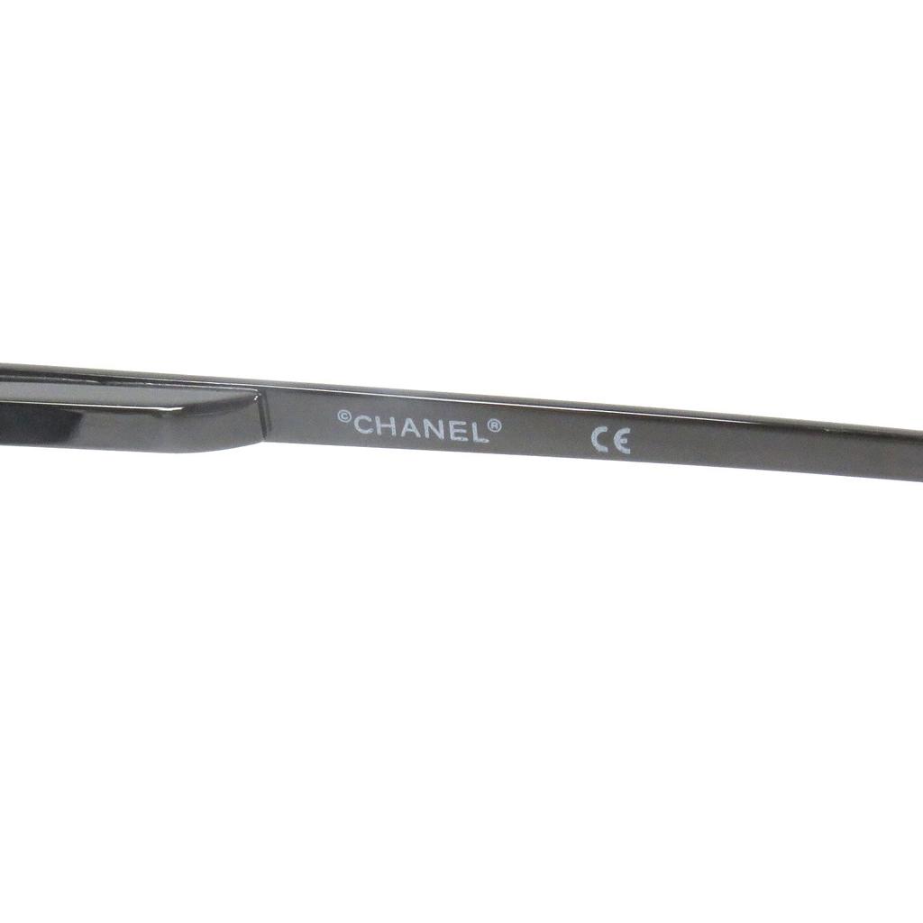Świetne okulary przeciwsłoneczne CHANEL Kwadratowe okulary przeciwsłoneczne z logo Kolor gunmetal Używane