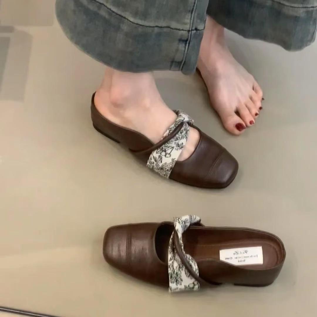 

Внутренняя высота увеличивается квадратная головка одиночные туфли женские 2025 новые кожаные однословные с неглубоким горлом мешок головка полуперетаскивание сандалии женская верхняя одежда сумма 35 коричневый