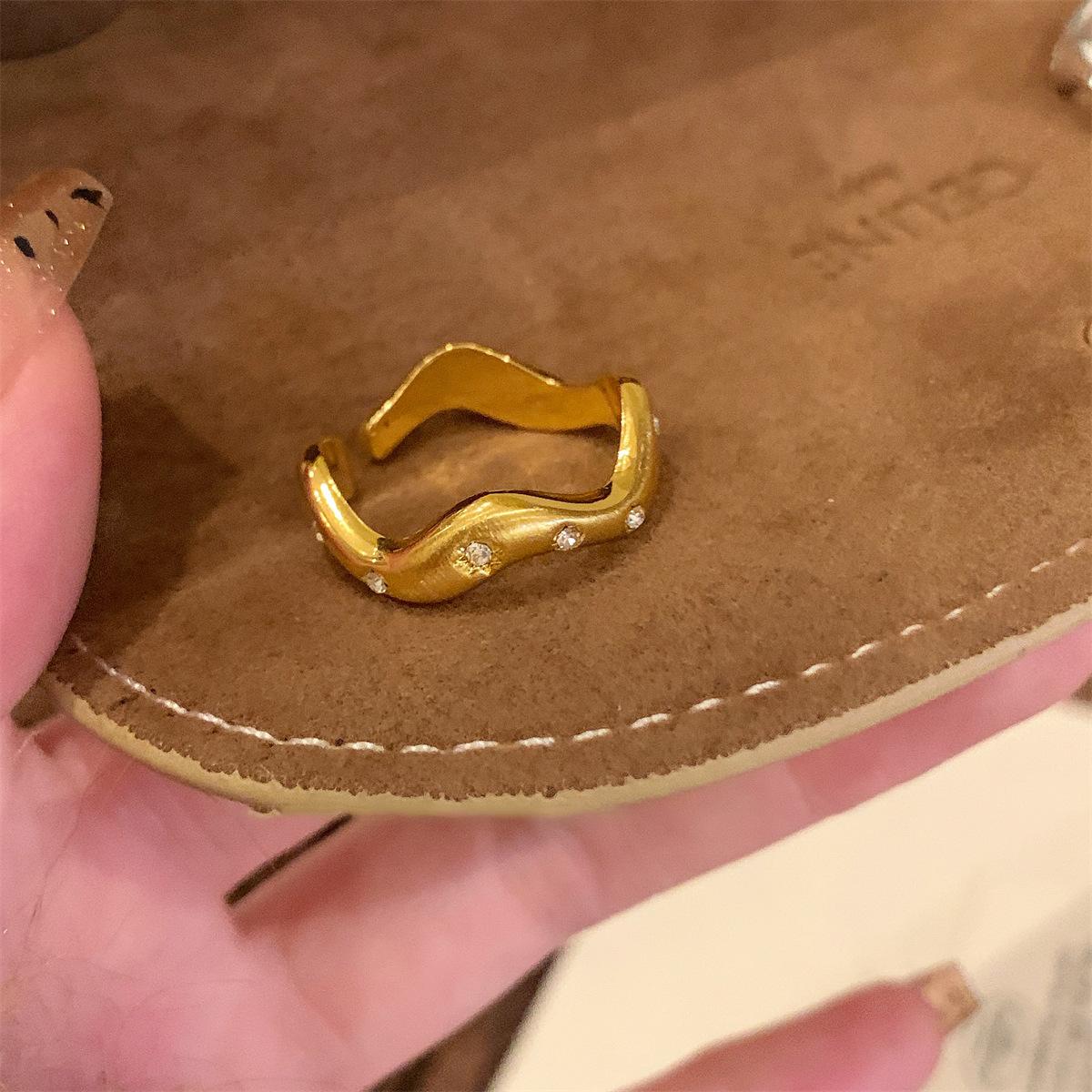 

Нерівна zir*****пен каблучка, антикварний простий темперамент, каблучка на вказівний палець, легка розкіш і універсальні висококласні ювелірні вироби.