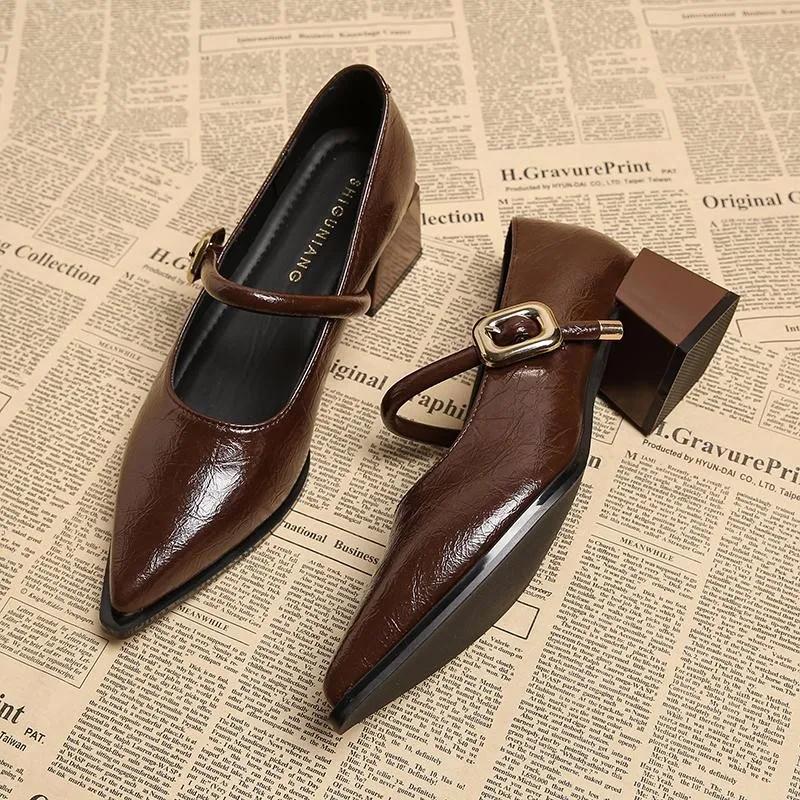 Retro buty pojedyncze średniej długości wiosna i lato nowa moda klamra paska szpiczasty nosek wygodne płytkie skórzane buty