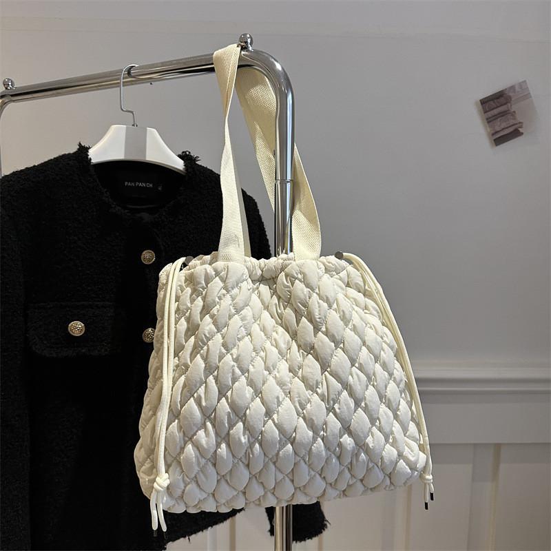 Trendy Womens Shoulder Bag With Chic Aesthetic And Spacious Interior For Everyday Use белый