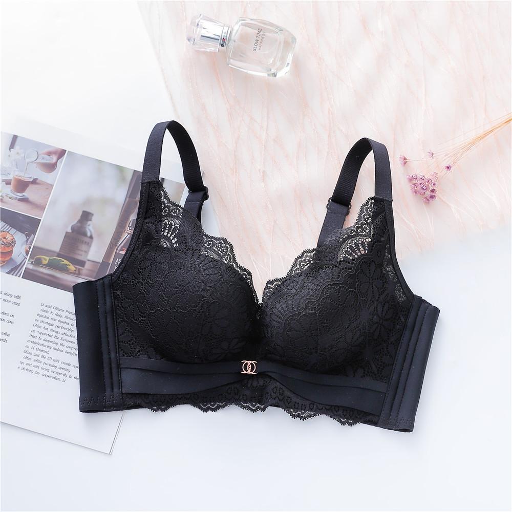 Koronkowy biustonosz bez fiszbin dla małych piersi, który podnosi i wspiera boczne piersi.