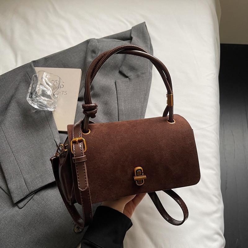 

Модная портативная маленькая квадратная сумка женская 2025 осень новая ретро трендовая сумка-мессенджер корейская версия нишевая текстурная сумка на плечо темно-коричневого