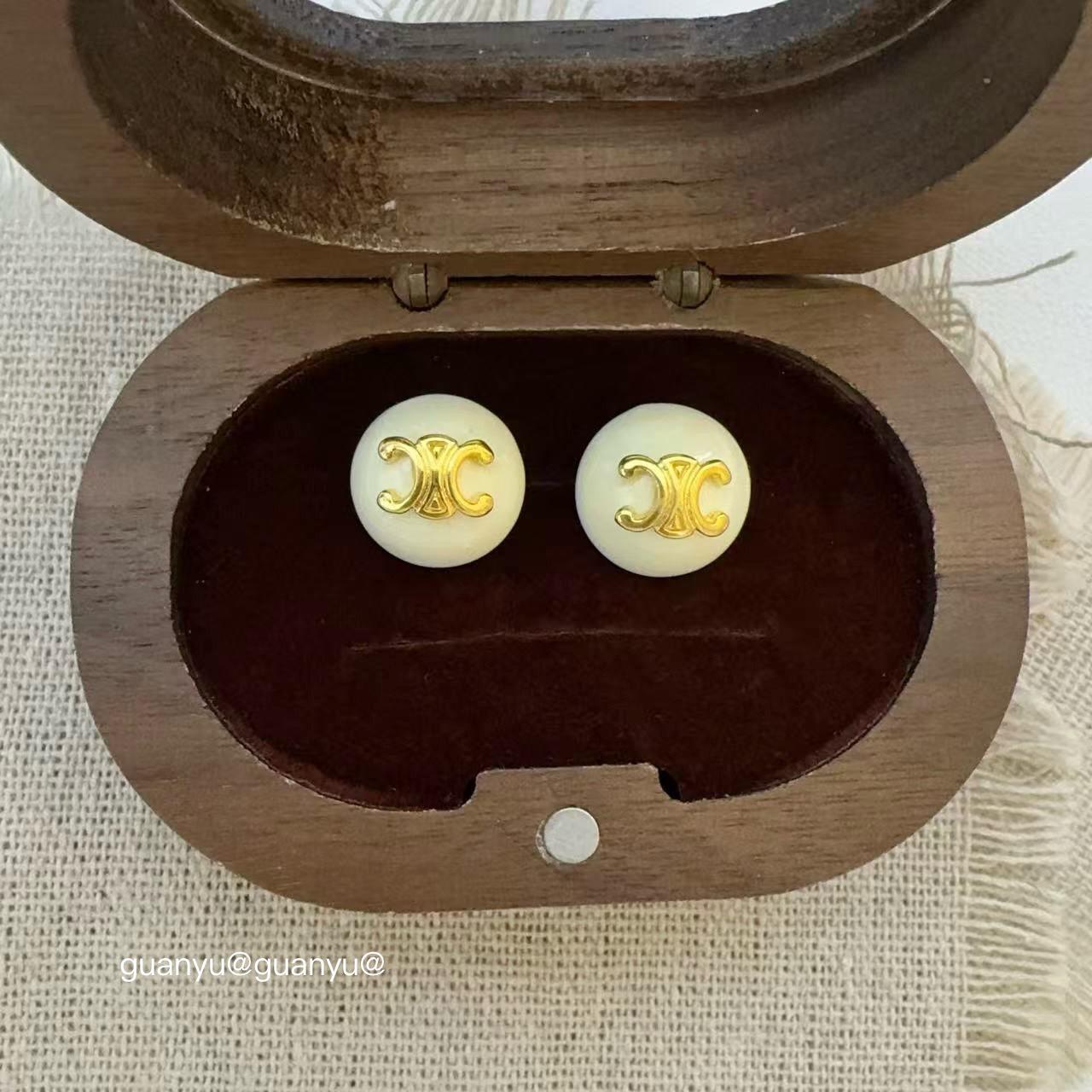 

Fresh Round Drop Oil Stud Earrings for Women: Fashionable, Luxurious, High-End, Versatile Jewelry.