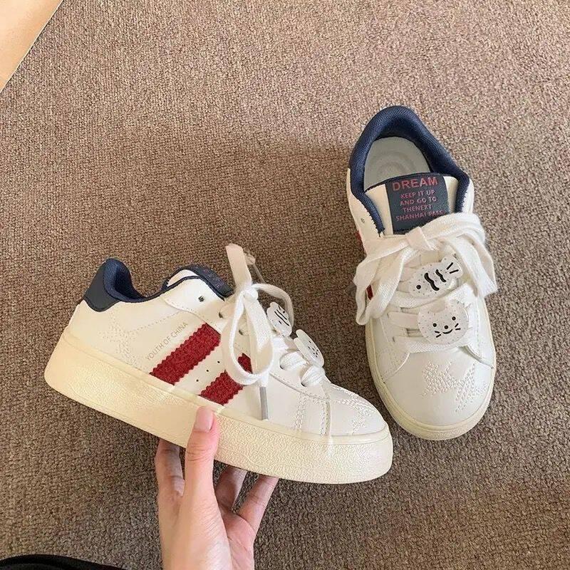 With Accessories Versatile Korean Board Shoes Women's 2025 New Popular Little White Shoes Niche Shoes Casual Sports Shoes