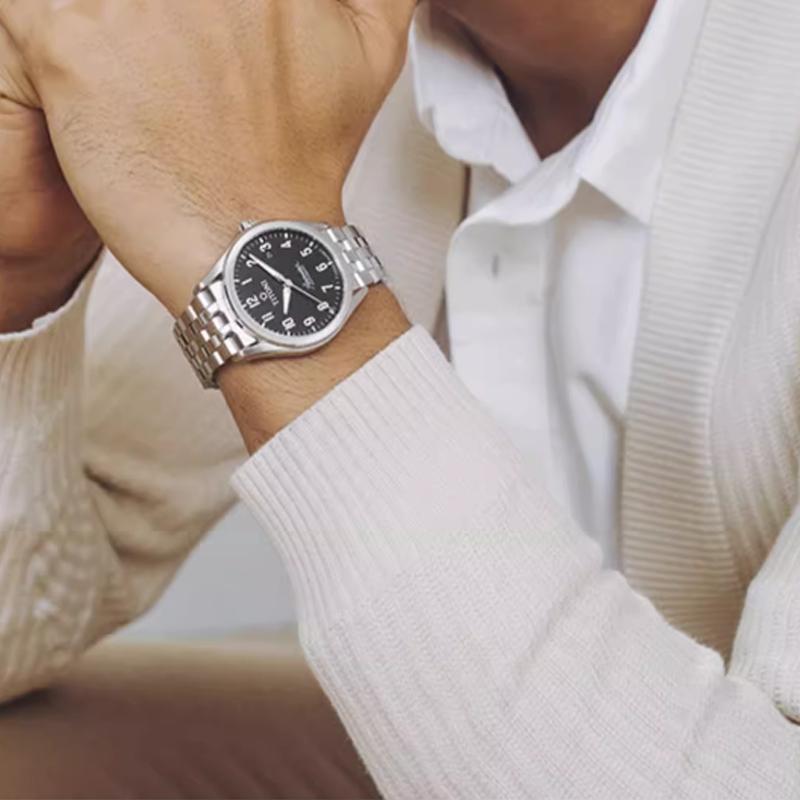 Titoni Pflaumenblüten Airmaster Serie Automatik Mechanisches Uhrwerk 50 Meter 40,5 mm Schwarzes Zifferblatt Edelstahlgehäuse Edelstahlarmband 83906-S-699