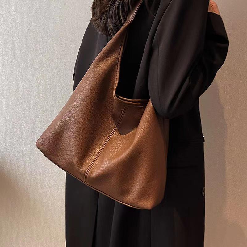 Large Capacity Women's Autumn/Winter Shoulder Bag - Fashionable Texture for Work Commute, Mother-Child Design.