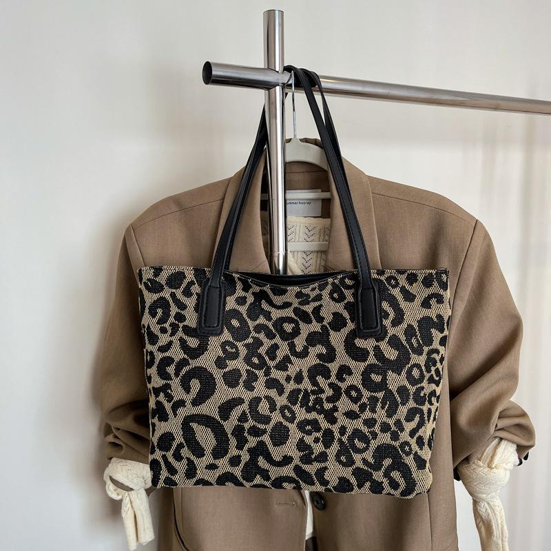 

Модная сумка-тоут женская 2025 новая простая с леопардовым принтом большой вместимости сумка на плечо сумка под мышкой