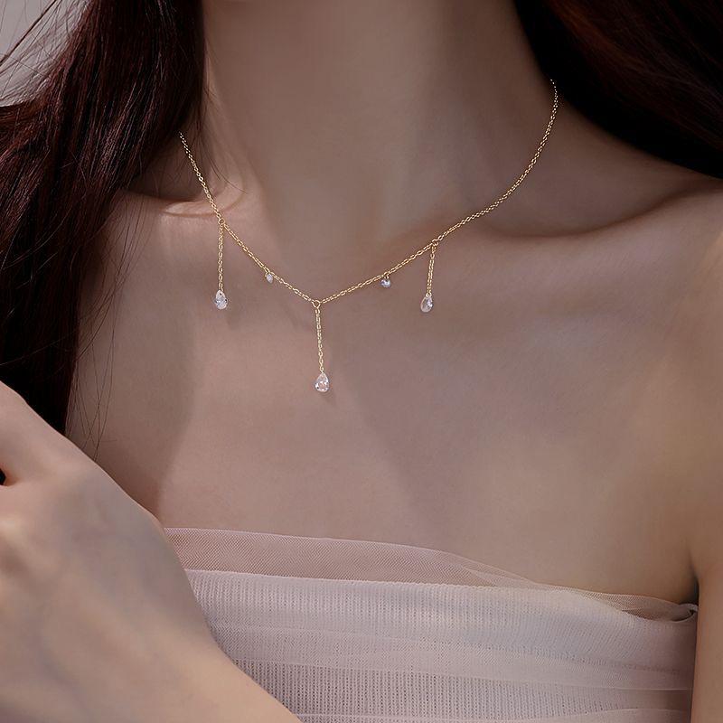 Raffinata Collana con Ciondolo a Goccia d'Acqua con Zirconi e Nappa Dorata in Argento Sterling 925
