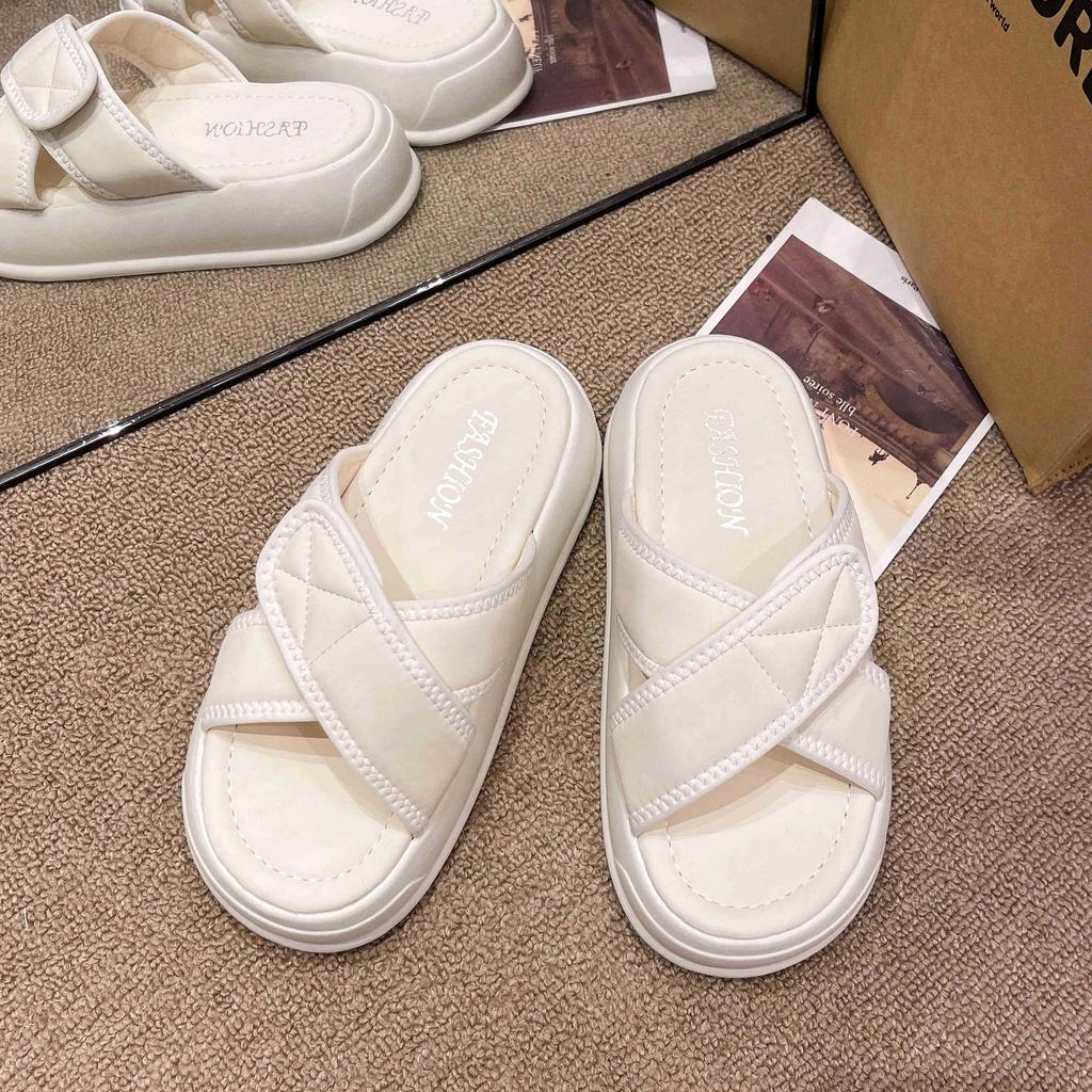 Schwarze Hausschuhe Damen tragen Plateausandalen im Sommer, neue Modelle im neuen Jahr, flache Sohle Ein-Wort-Slipper Muffin, lässige Sandalen Damen