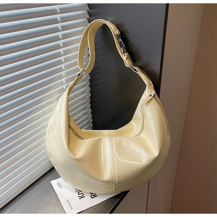 Large-capacity Dumpling-shaped Fashionable Shoulder Bag for Casual Commuting and Underarm Carrying