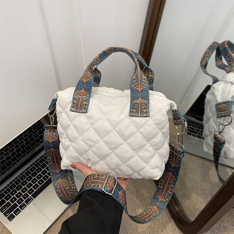 

Spacious White Bucket Bag For Women Casual Autumn Winter 2023 With Stylish Shoulder Strap белый