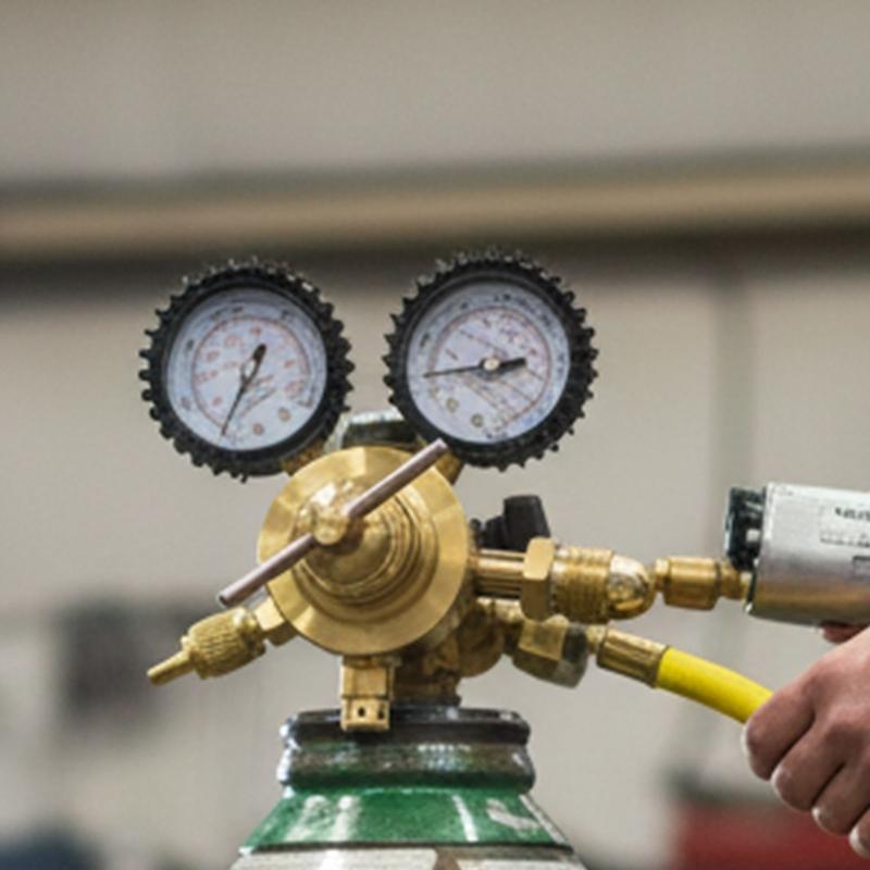 Easy to Operate Nitrogen Pressure Reducer Featuring Included Inflation Hose for Quick Connection Applications in Workshops