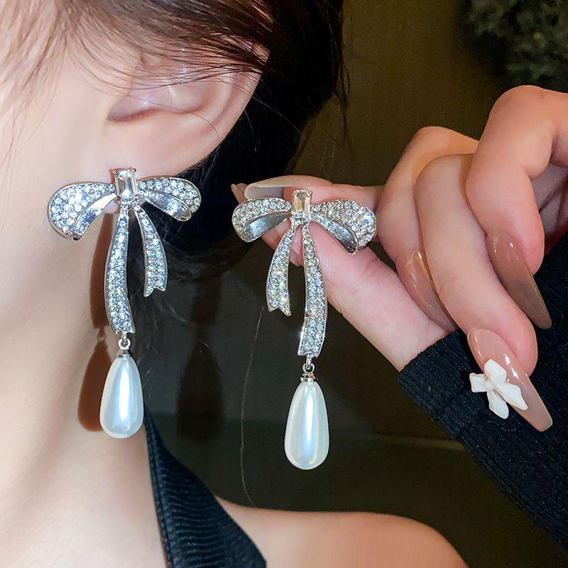 Diamond Heart Flower Silver Needle Earrings: European & American Fashion Square Studs – Niche Commute Style