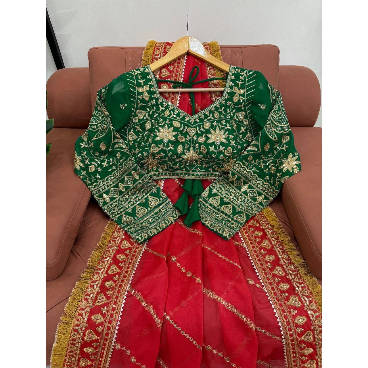 

Прекрасное дизайнерское сари из органзы и шелка Febric с нитью и последовательностью, а также блузка из органзы и шелка Febric с нитью и последовательностью.