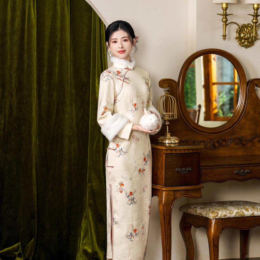 Long-sleeved cheongsam long winter 1011 new new Chinese winter velvet thickened fur collar young daily wear