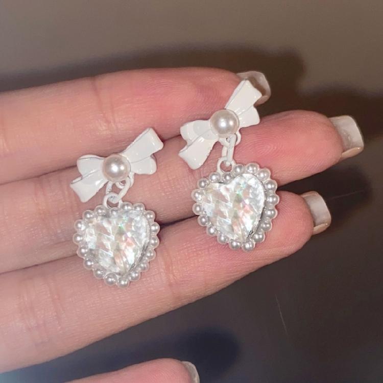 Alloy Heart Pendant Studs Earrings Cute Butterfly Clip Earwears for Daily Wear